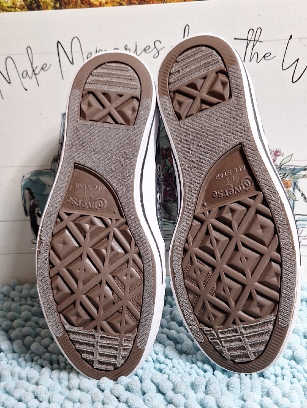 Women's Gray Converse Low-Top Canvas Athletic Sneakers with White Laces - Picture 4 of 5